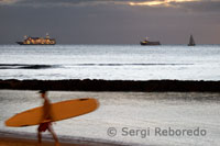 Surf y cruceros, dos de las palabras que más se repiten en las playas de Waikiki Beach. O’ahu.